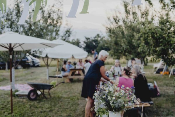 Rückblick: Picknick unter Apfelbäumen, mit interessanten Frauen und Erdbeeren